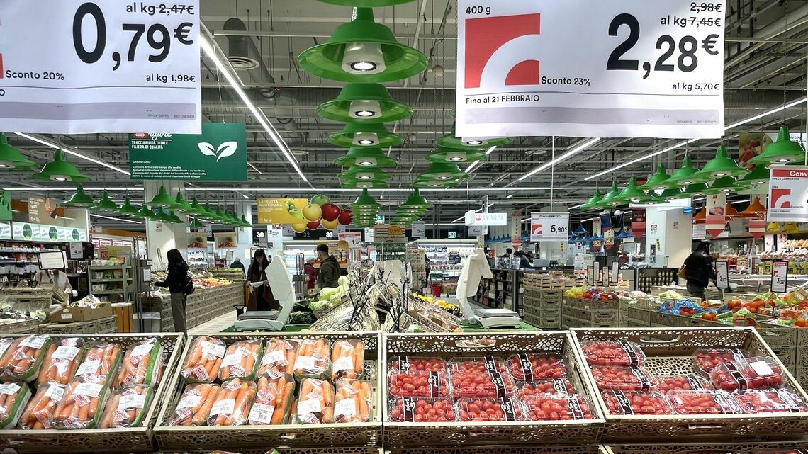 イタリア・トリノ市内大型スーパーの野菜売り場