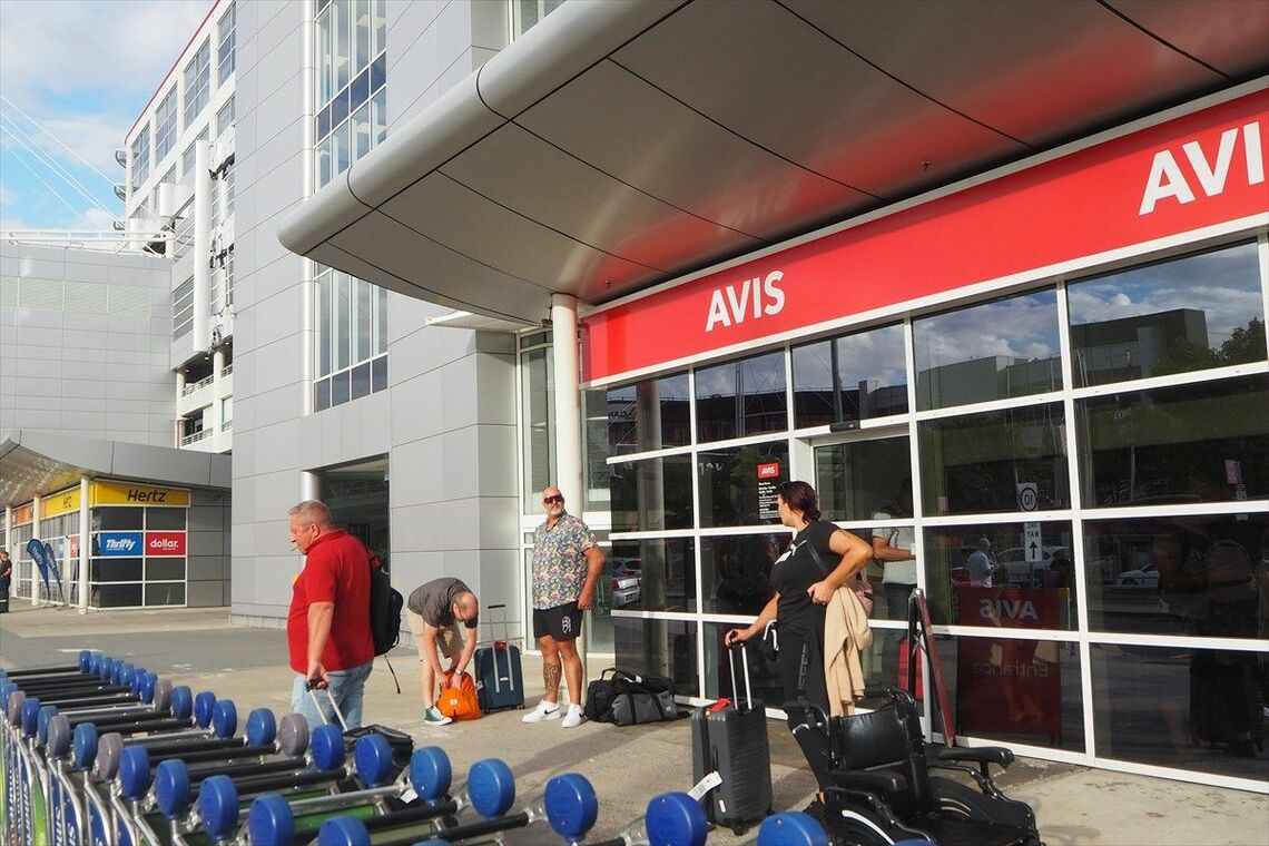 メルボルン国際空港の「AVIS」レンタカーオフィス（筆者撮影）