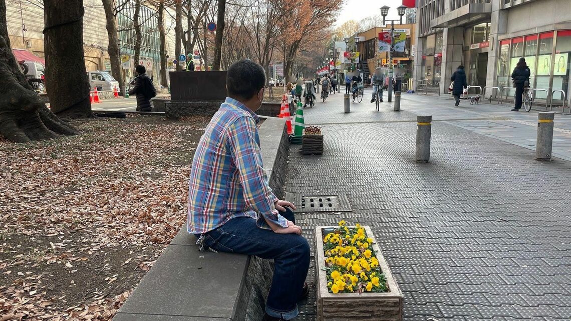 くも膜下出血を発症後、高次脳機能障害と診断されたイサオさん。家族に対して怒りっぽくなったというが、取材中は終始知的で穏やかだった。高次脳機能障害が「見えない障害」といわれるゆえんである(編集部撮影)
