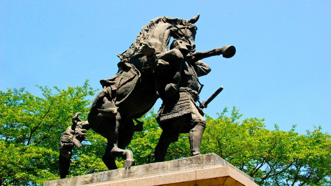 「板東武者の鑑」と称された畠山重忠。一ノ谷の戦いでは愛馬を背負って鵯越の崖を降りたという伝説もある(写真:skipinof/PIXTA)