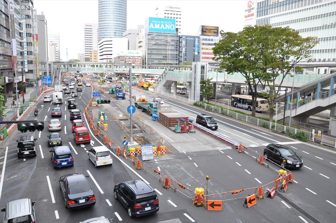 工事が始まった頃の新横浜駅。道路の真下で建設が進んだ＝2014年8月（記者撮影）