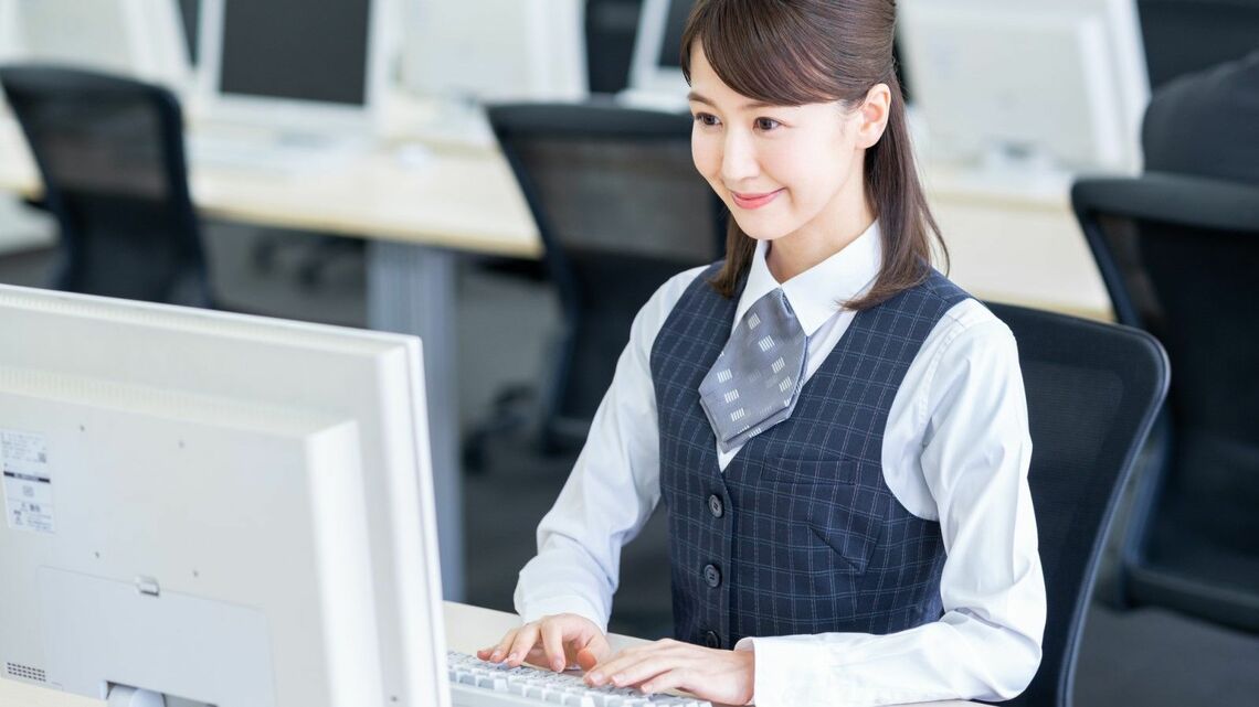 会社の制服に着替える時間は勤務時間の一部となるのでしょうか(写真:takeuchi masato/PIXTA)