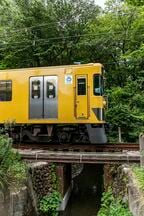 鷹の台駅付近を走る国分寺線の電車