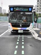 路面のラインは停留所に自動で寄せて停車する