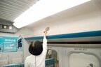 手鏡を使って荷物棚の忘れ物をチェック