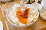 ごはんの上にはスモークサーモン。朝食ビュッフェならではの食べ方で（筆者撮影）