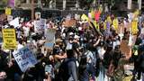 3月27日にロサンゼルスで開かれたアジア系への差別反対を訴えるデモでは、1000人以上がロサンゼルス市庁舎前を練り歩いた（写真：筆者撮影）