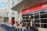メルボルン国際空港の「AVIS」レンタカーオフィス（筆者撮影）