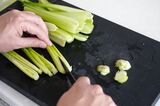 茎を剥がして中心をカット