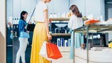 買い物する女性