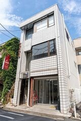 スタジオと事務所を兼ねたギャラリー。「決め手になったのは広すぎないサイズ感。どんな作品も受け入れられる建物のニュートラルさも気に入りました」と木暮さん（写真撮影／前田慶亮）