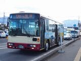 長野市内を走る長電バス。同市内などのバスで使える地域のICカード「くるる」は2025年春から全国対応する（記者撮影）