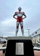 ウルトラマン商店街のシンボルともいえる、巨大なウルトラマンシンボル像（筆者撮影）