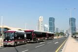 ドーハの路線バスは小型も大型も中国製充電式電気車両（筆者撮影）