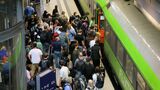 ドイツの鉄道ストライキ中、数少ない列車に集中する乗客（筆者撮影）
