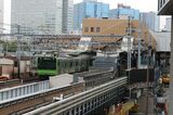 浜松町駅を出発する山手線電車（筆者撮影）