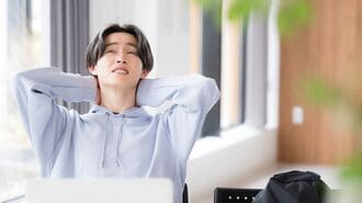 頭を抱える悩む学生