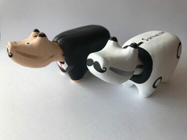 ヘドバンする衝撃の｢赤べこ｣一体なぜ誕生したか ｢ヘッドホンべこ