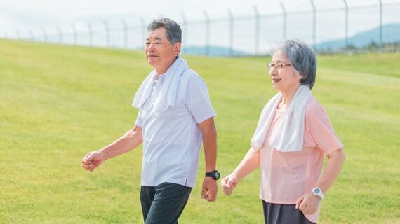 ウォーキングするシニアの男女