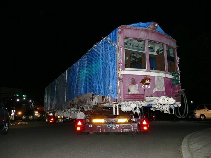 横浜へ向けて出発するデハ230形