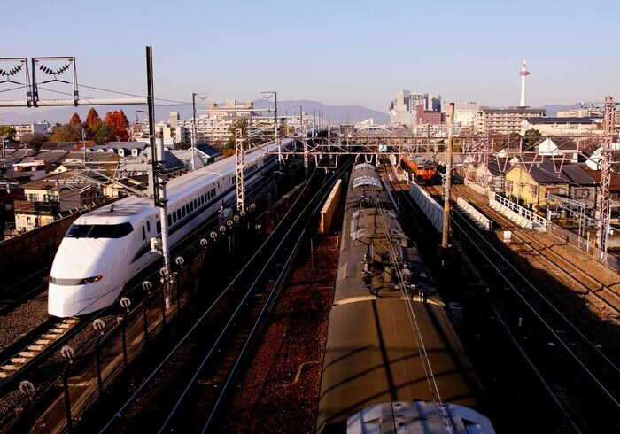 京都付近で在来線と並走する300系