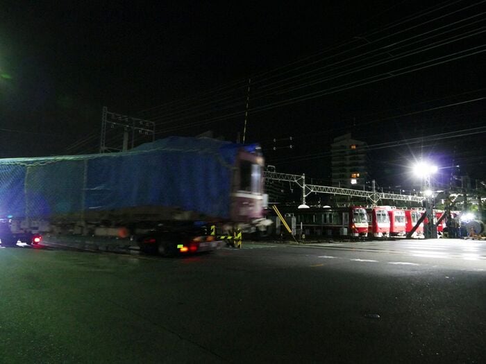 横浜に到着したデハ230形。京急線の線路を渡る