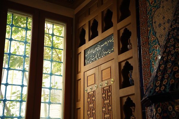 光が差し込み文字が輝く