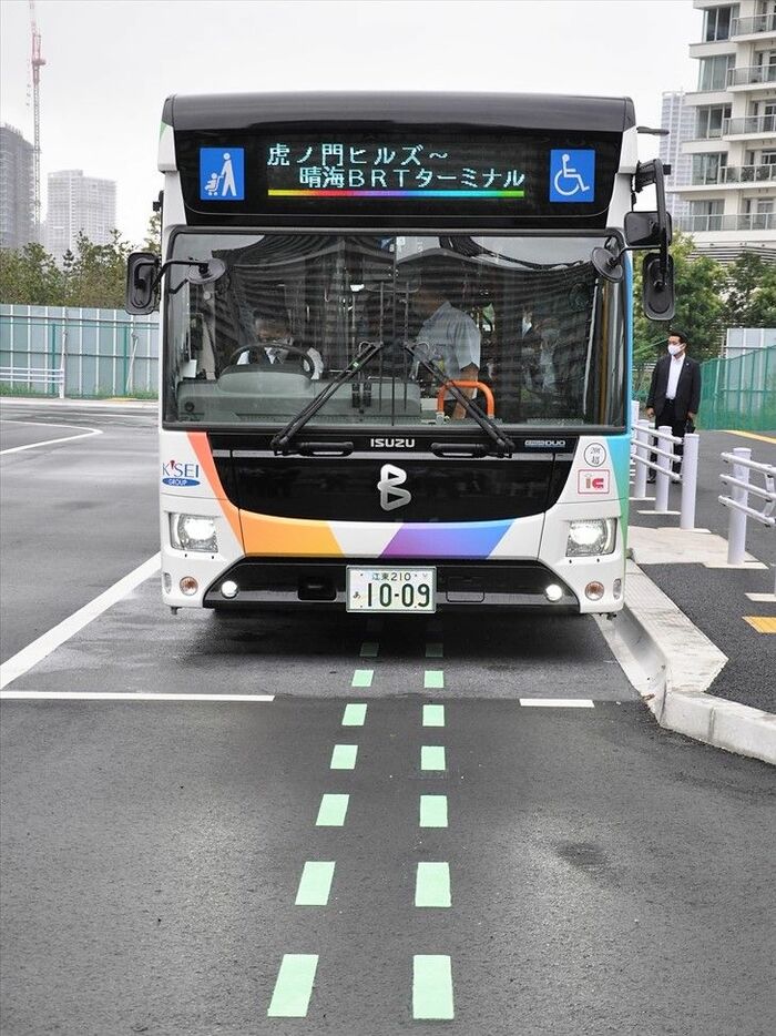 路面のラインは停留所に自動で寄せて停車する