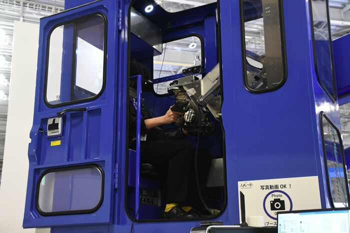 国際ロボット展の会場で操作する作業員