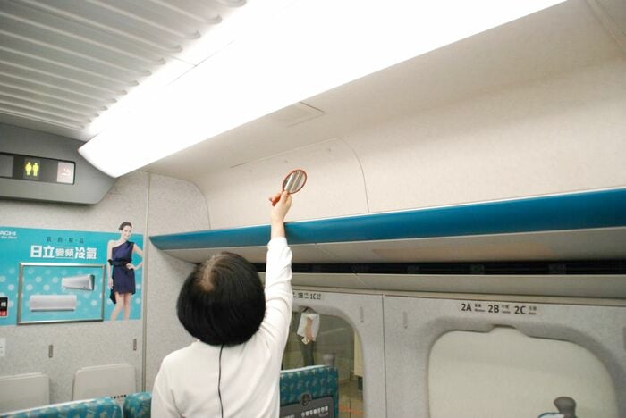 手鏡を使って荷物棚の忘れ物をチェック