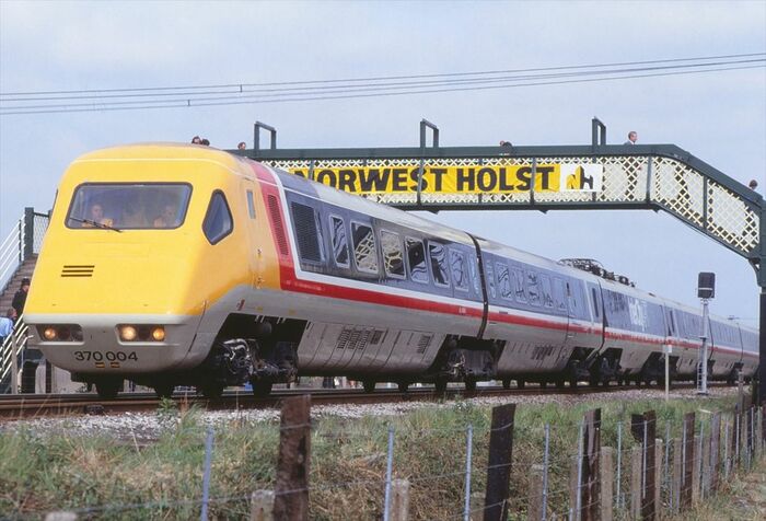 イギリスの車体傾斜式車両APT-P。試験営業中に