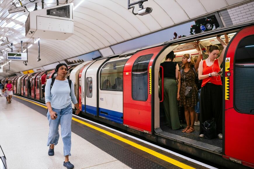 地下深いトンネルを走るロンドン地下鉄の車両。外観は近代的だが冷房はない（写真：Bloomberg）