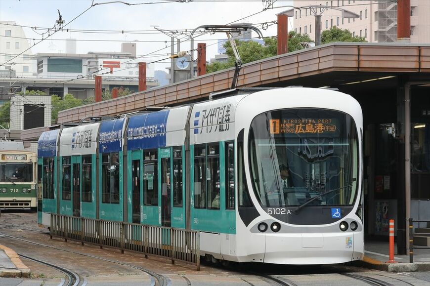 広島電鉄5100形「Green mover max（グリーンムーバーマックス）」は国産初の左右独立車輪台車を装着した超低床電車（筆者撮影）