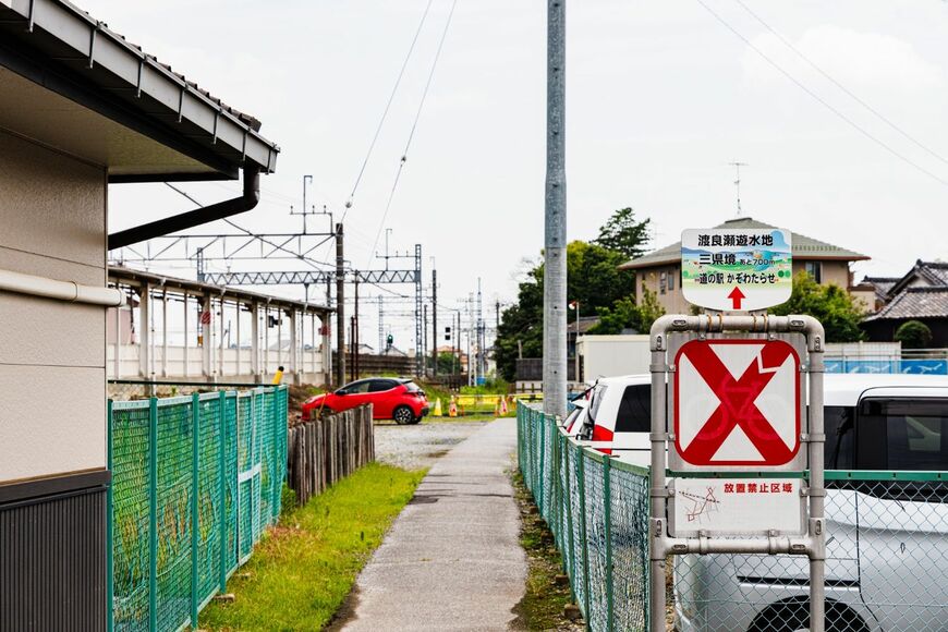 柳生駅駅舎の脇の路地には、三県境への案内看板が置かれていた（撮影：鼠入昌史）