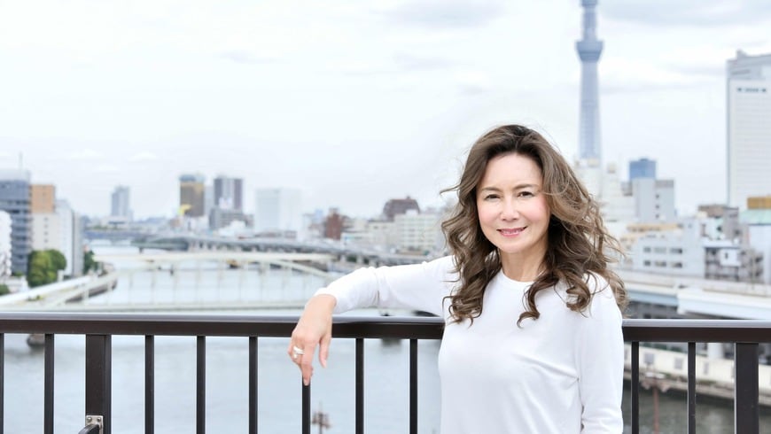 実はかなりの占い好きだという歌手の中村あゆみさん。過去にはジョン・レノンとオノ・ヨーコが懇意にしていた占い師に会ったこともあると話す（撮影：梅谷 秀司）