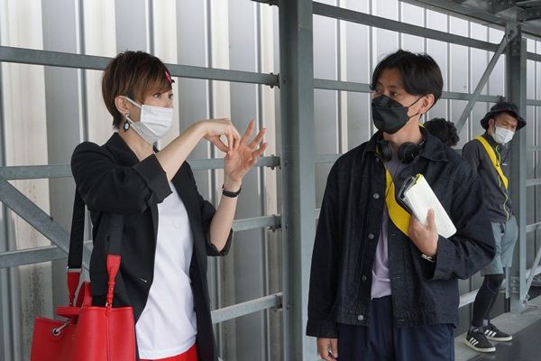 ライターズルーム体制を進めたNHKエンタープライズ所属の堀切園健太郎監督（右）と米倉涼子（画像：Prime Video）