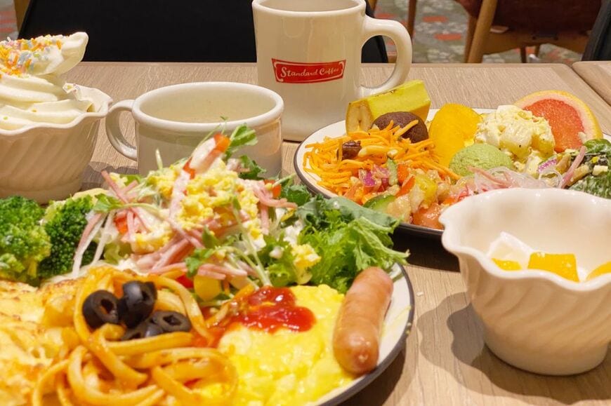 サラダにパスタにグラタンにデザート、60品以上から選べるバイキング形式のモーニング（筆者撮影）