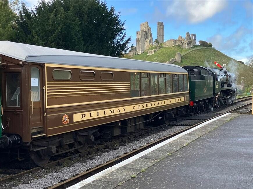 蒸気機関車に牽引される「デボン・ベル」展望車（筆者撮影）