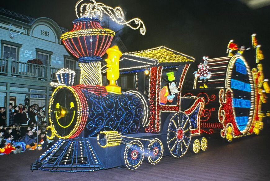 ディズニーランドのエレクトリカルパレード（写真：2001年12月17日、尾形文繁撮影）