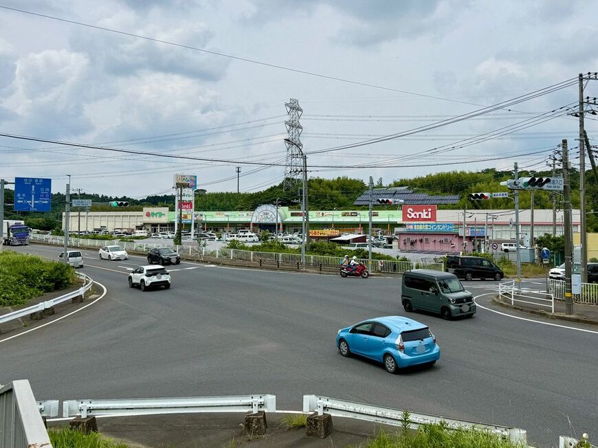 国道51号沿いに建つ「ショッピングプラザ ラ・ラ・ルー」。空き区画が3つほどあるものの、生活に必要な店舗がコンパクトにまとまっていて便利（写真：筆者撮影）