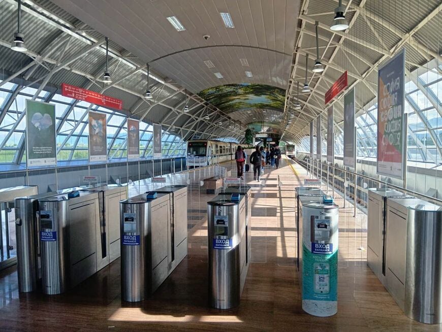 同国の通貨はユーロだが、地下鉄もバスもクレカのタッチ機能で乗車可能