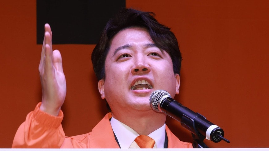 ソウルで開かれた「改革新党」の結党大会で演説する李俊錫氏。李氏は現在の与党「国民の力」の代表も務めた（写真・EPA＝時事）
