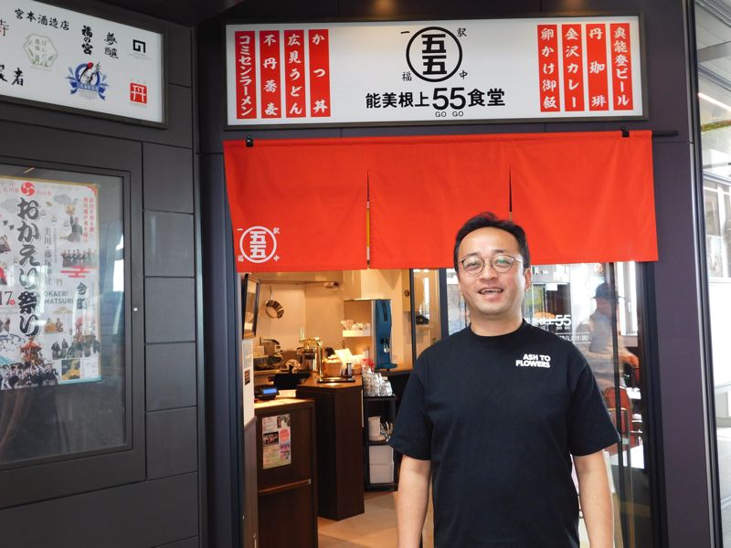 美川駅から駅の飲食施設や清掃などのマネジメントを担当している、佛子園理事の岸本貴之さんからお話を聞いた（筆者撮影）