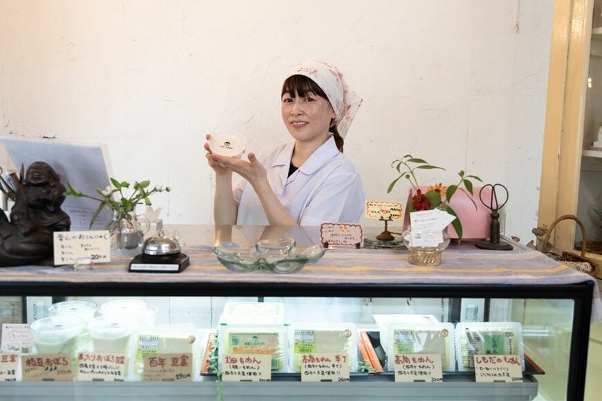 まったりおぼろ豆腐を持つ下田さん（筆者撮影）