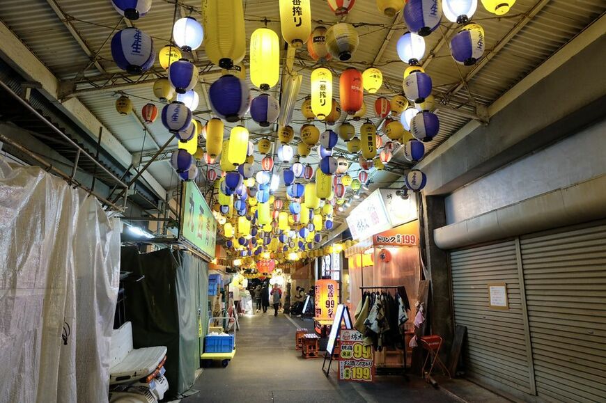 天神橋筋商店街を北進し、5丁目あたりで右手にそれると現れる「裏天満ちょうちん通り」。ビニールシートで覆われた店が並ぶ（写真：筆者撮影）