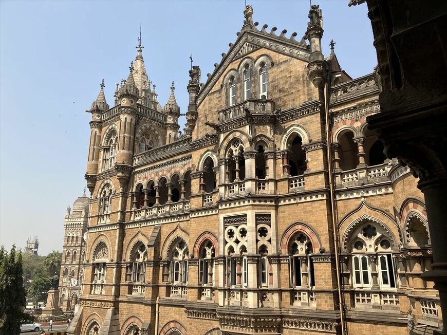 ムンバイCSMT駅の偉容。タレット（小塔）が随所に見られる（筆者撮影）