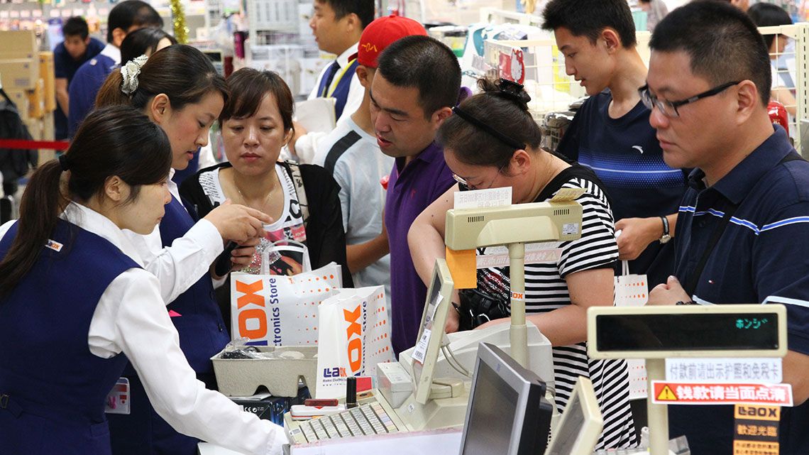 日本の家電量販店のレジに殺到する外国人旅行客