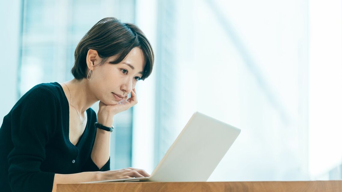 キャリアを巡る「もやもや」は、目に見えない何か壁のようなものに阻まれて、未来の自分が見通せない不安感といえるかもしれません(写真:kikuo/PIXTA)