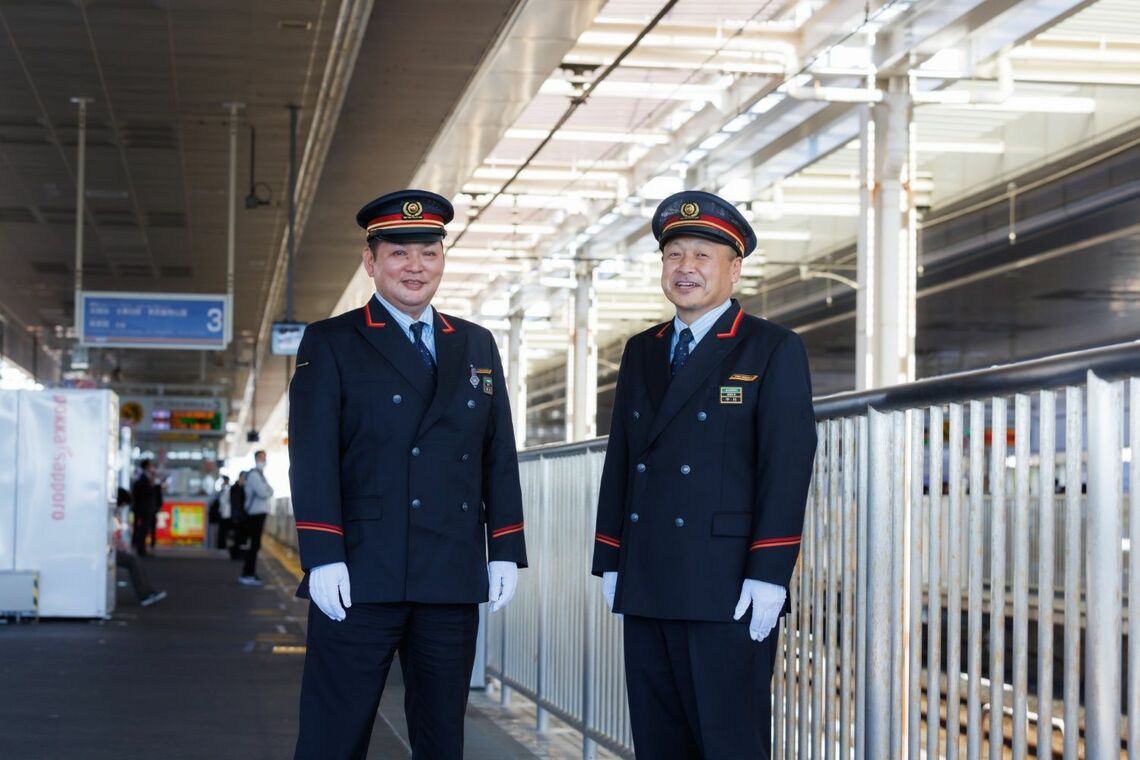 左が北越谷・大袋・せんげん台の3駅を管理する秋元修一北越谷駅長。右は中村和伸新越谷駅長（撮影：鼠入昌史）