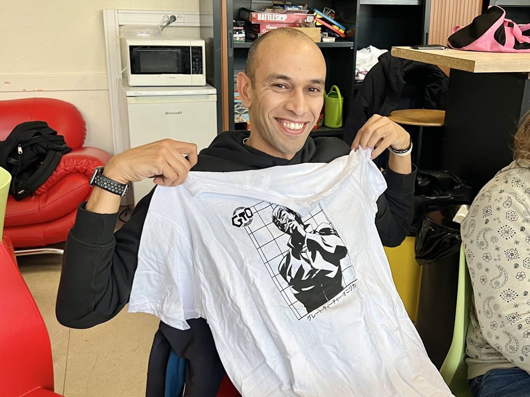 生徒から『GTO』のTシャツをもらって微笑むカリムさん